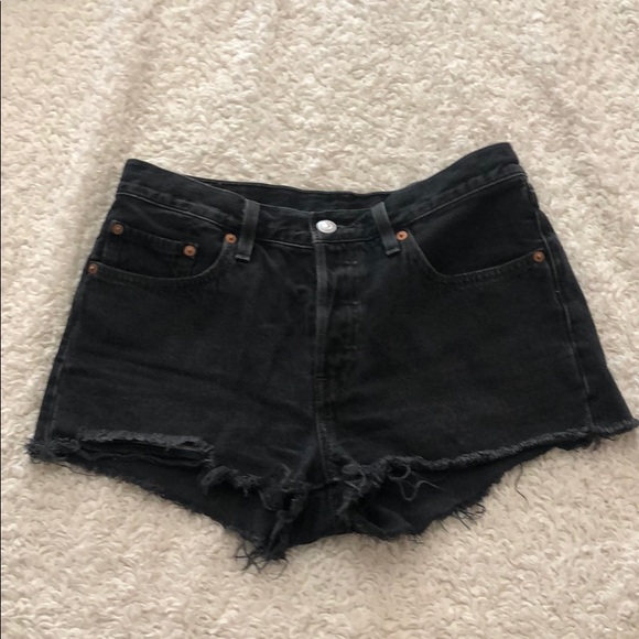 Mid-rise black Levi shorts - Picture 1 of 4